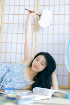 他一边吃奶一边摸下面
